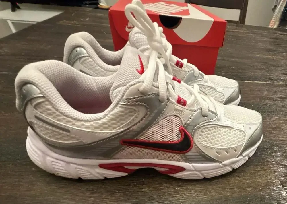 Nike V5 RNR (GS) Older Kids' Shoes - White/Black-Gym Red-Vast Grey